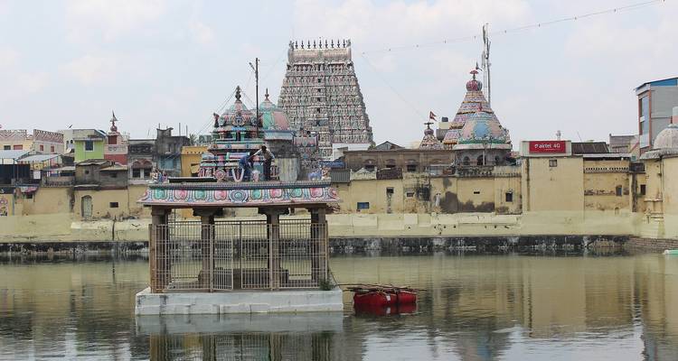Eine große Tempelanlage mit einem zentralen Teich und verzierten Bauwerken.