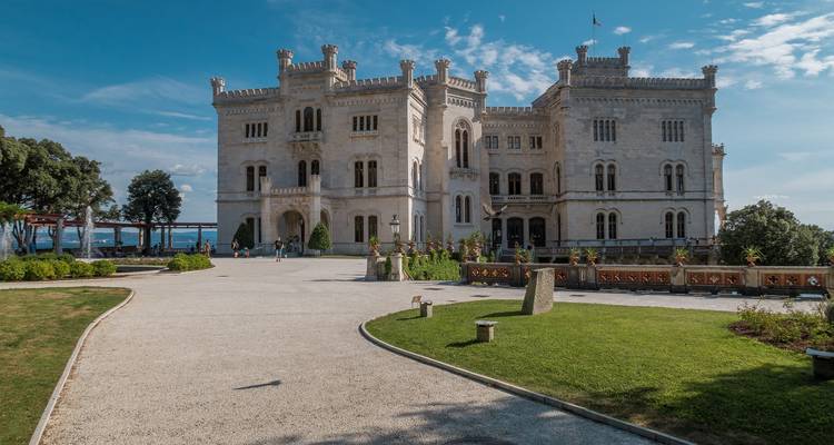 Un gran castillo con un cielo azul claro como telón de fondo.