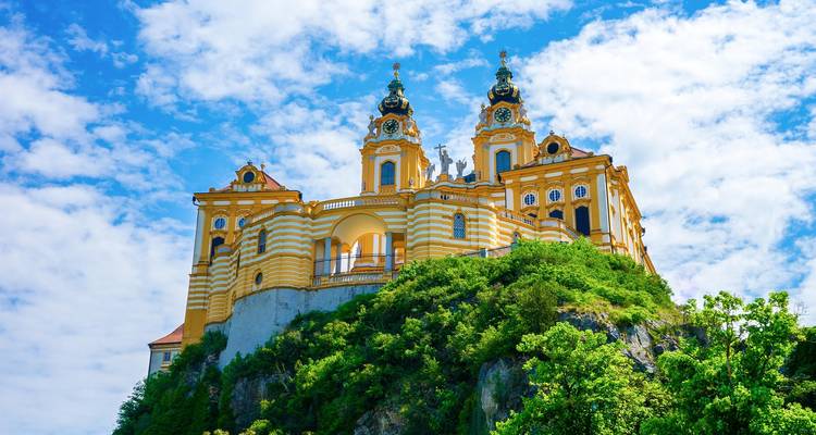 Detalle de fachada de edificio neoclásico con diseño ornamentado.