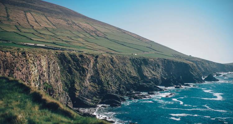Falaises pittoresques le long du bord côtier avec la mer à Dingle, Irlande.