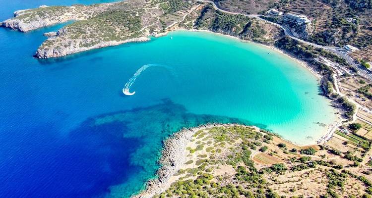 Vista aérea de una bahía turquesa con una costa rocosa, en Rétino, Grecia.