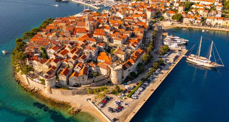 Vista aérea de la isla de Korčula con su ciudad fortificada y puerto deportivo.