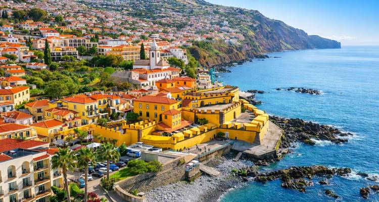 Les toits colorés en terre cuite de Funchal dégringolent le long de la colline vers la côte atlantique d'un bleu profond.