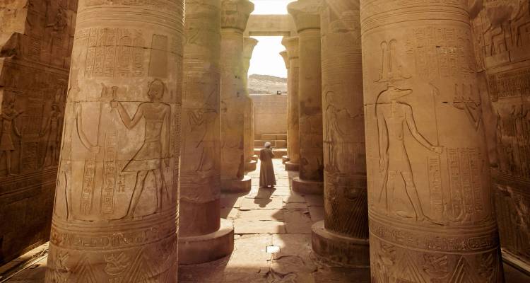 Columnas del antiguo Egipto con jeroglíficos detallados y una persona caminando a través.