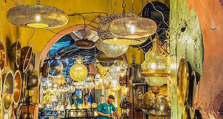 Lebendige Laternen und Lampen hängen in einem belebten Souk.