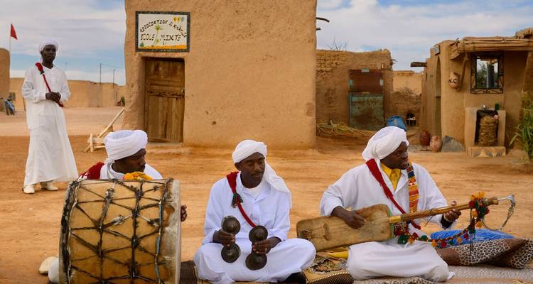 Músicos locales actuando en un pueblo del desierto.