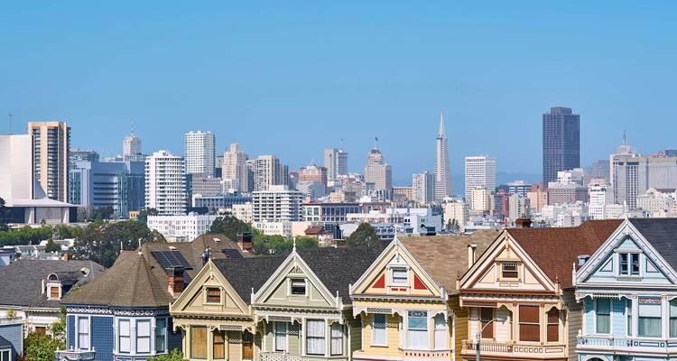 Una vista de las Painted Ladies y el horizonte de San Francisco.