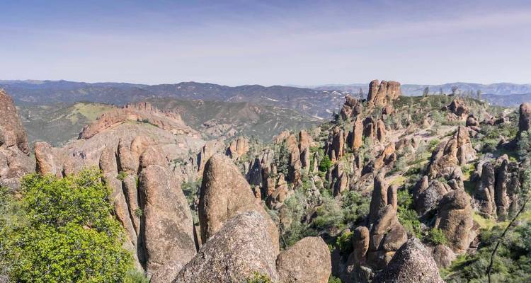 Formaciones rocosas y paisaje montañoso en el Parque Nacional Pinnacles.