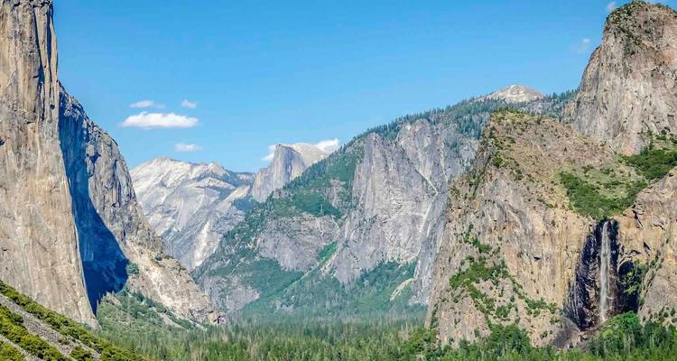 Una vista del Valle de Yosemite con cascadas y vastos acantilados.