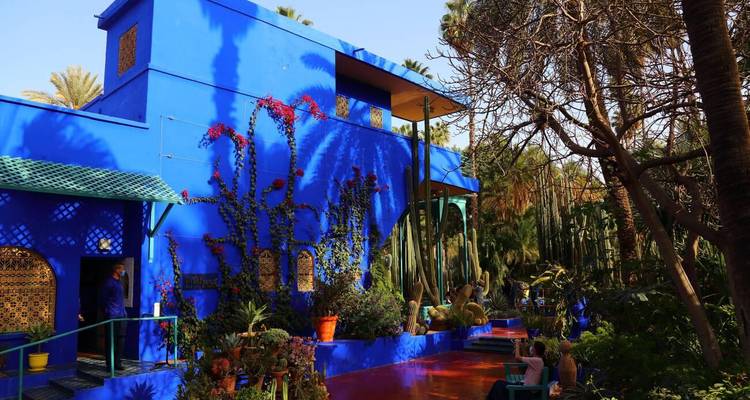 Jardin coloré avec un bâtiment bleu saisissant