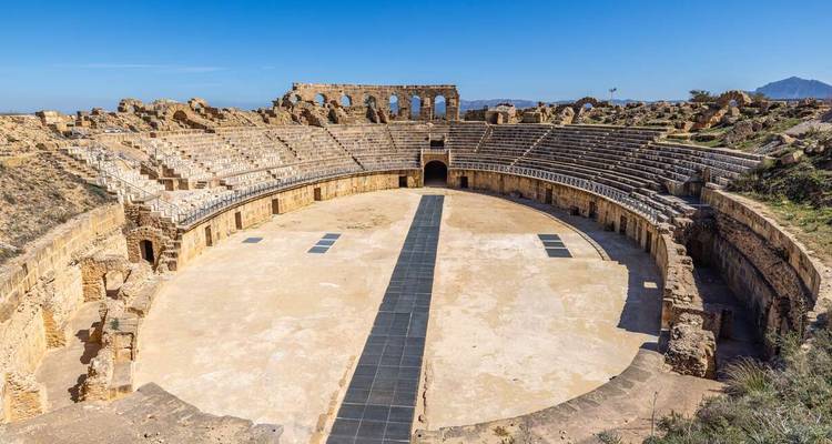 Large intérieur de l'amphithéâtre d'El Jem montrant l'arène et les gradins concentriques.
