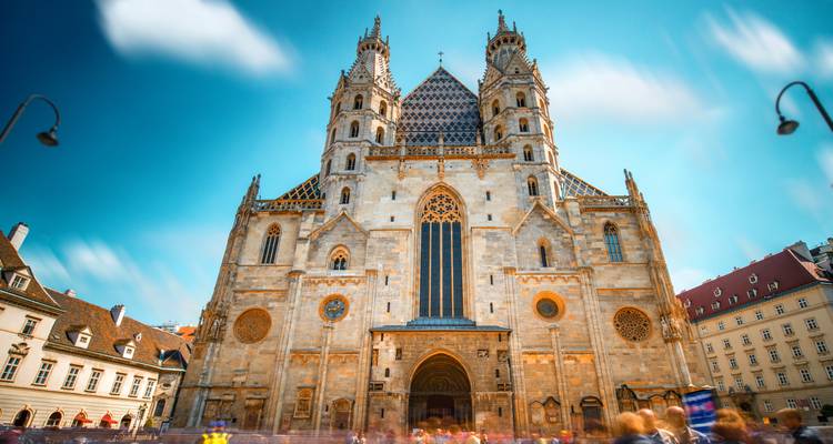 Menschen, die eine Live-Musikaufführung in einem Zug durchführen.