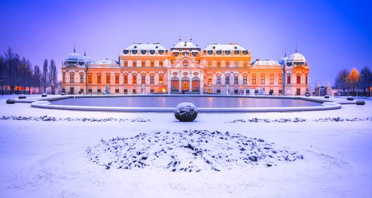 Eine Person, die auf einem Steinpfad mit Machu Picchu-Ruinen wandert.