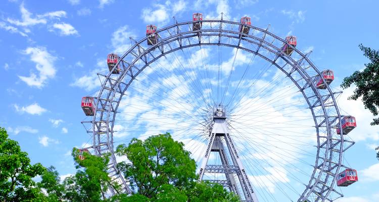 Panoramablick auf Machu Picchu mit seinen antiken Terrassen.