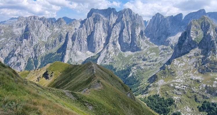 Panoramablick auf hohe Berge unter hellem Himmel.