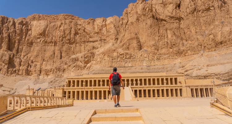 Hombre acercándose al Templo Funerario de Hatshepsut.