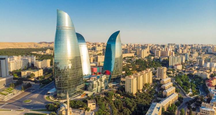 Vue aérienne du paysage urbain de Bakou avec les modernes Tours de la Flamme dominant l'horizon.