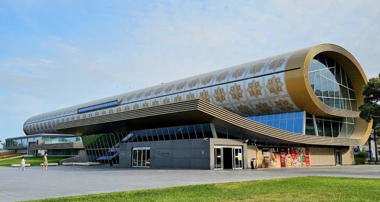 Bâtiment du Musée moderne du tapis d'Azerbaïdjan avec son architecture distinctive en forme de tapis roulé à Bakou.