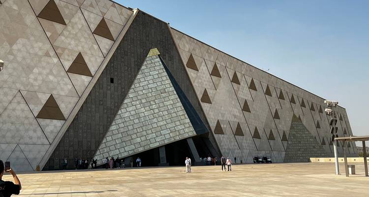 Exterior de arquitectura moderna de un museo con elementos piramidales.