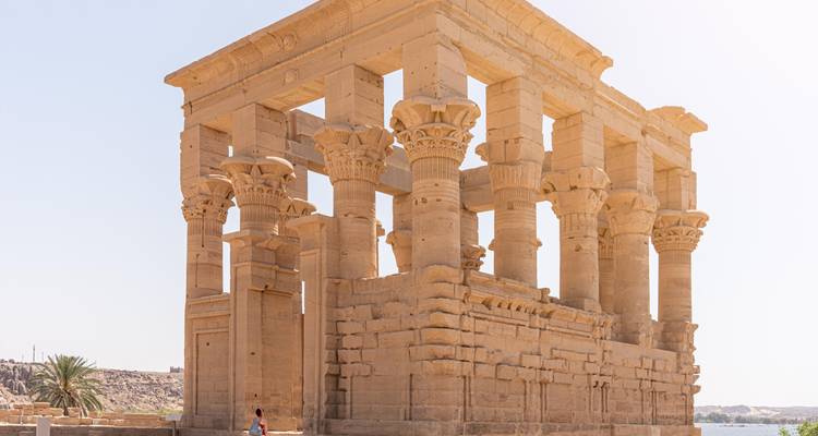 Ruinas de templo con columnas altas bajo un cielo brillante.