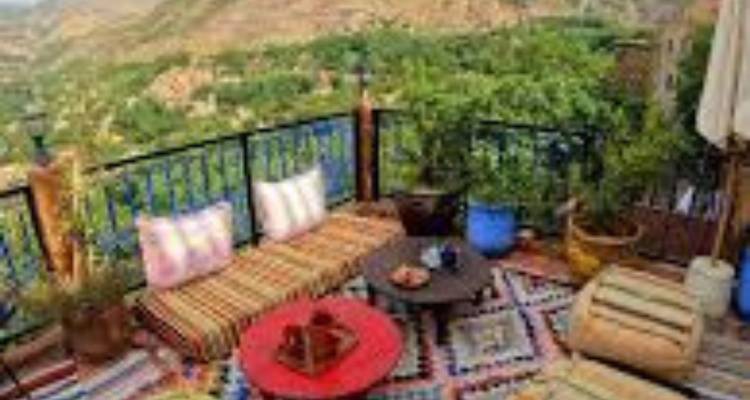 Verschwommene Terrasse mit traditionellen Sitzgelegenheiten und Bergblick.