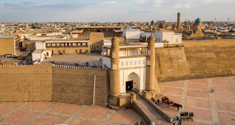 Vue panoramique de l'ancienne forteresse avec ses murs et son entrée voûtée à Boukhara.