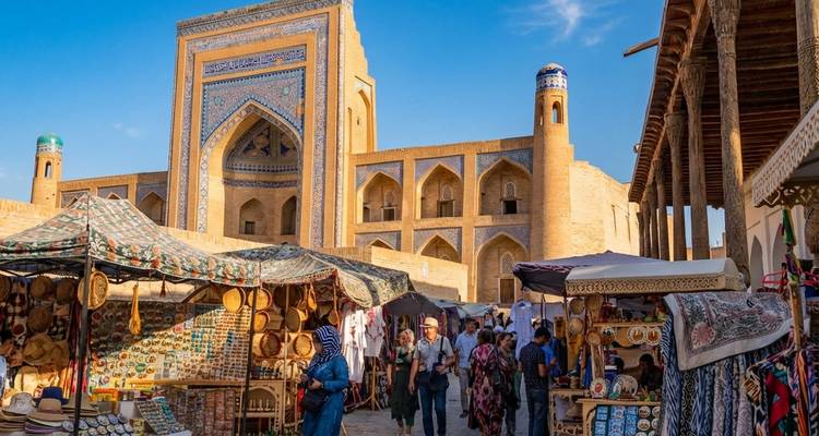 Scène de marché animée avec architecture traditionnelle à Boukhara.