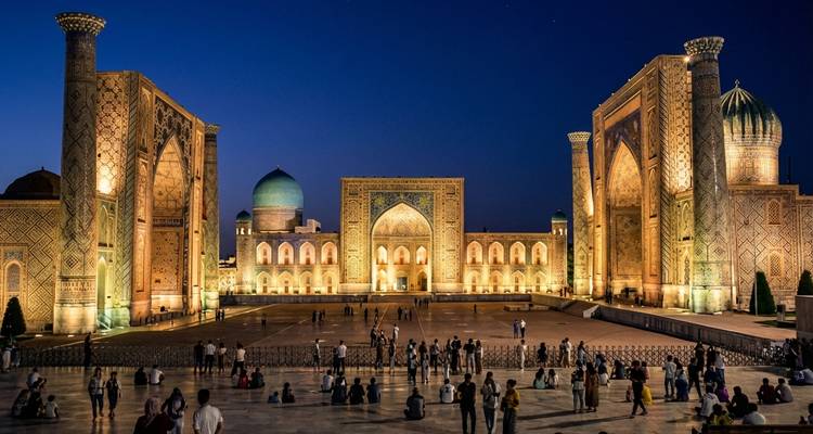 Place vibrante avec architecture historique à Samarkand au crépuscule.