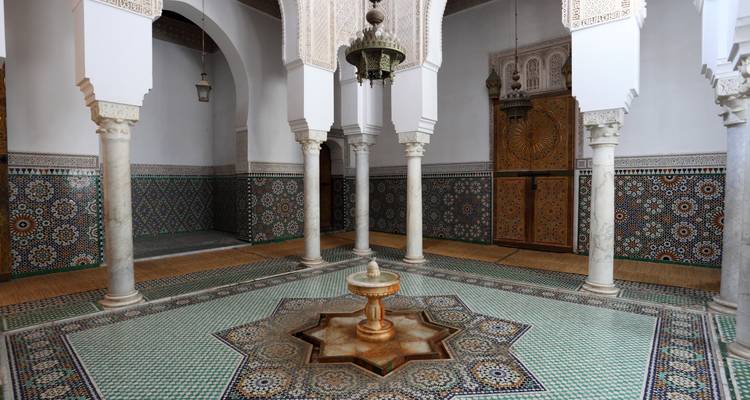 Moorse binnenplaats met een centrale fontein en ingewikkeld tegelwerk.