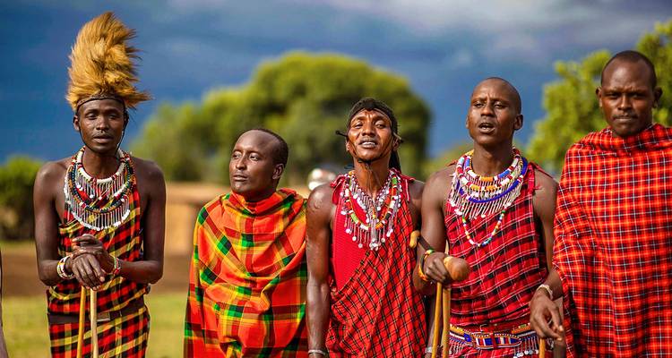 Eine Gruppe von Maasai-Menschen in traditioneller Kleidung.