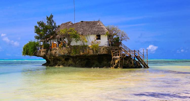 Le célèbre Rock Restaurant perché sur un affleurement de corail entouré par les eaux peu profondes et cristallines de l'océan Indien