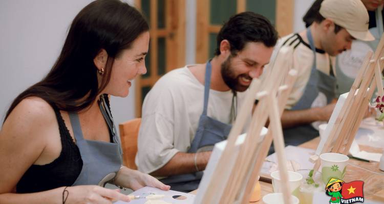 Personas disfrutando de una clase de arte con caballetes y pinturas.