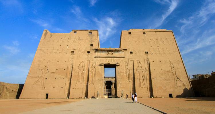 El Templo de Edfu con sombra marcada en un día soleado.