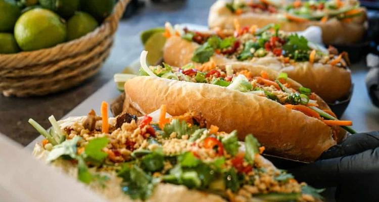 Primer plano de sándwiches de baguette vietnamita, Banh Mi, rellenos de ingredientes frescos.