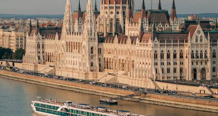 Cruiseschip dat voorbijvaart langs het iconische Hongaarse Parlementsgebouw aan de Donau.