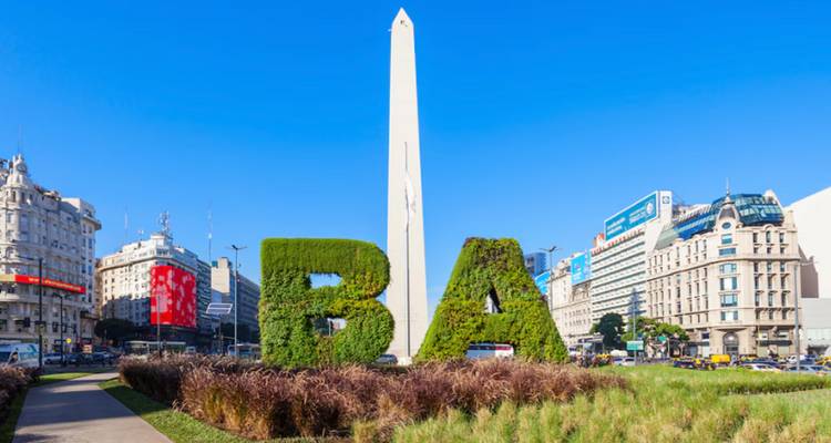 El icónico Obelisco de Buenos Aires rodeado de edificios de la ciudad y vegetación.