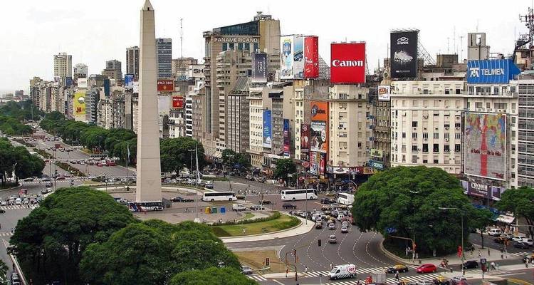 El Obelisco de Buenos Aires rodeado de calles urbanas transitadas y edificios altos.