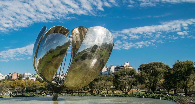 La Floralis Genérica, una gran escultura de flor de metal reflectante en Buenos Aires.
