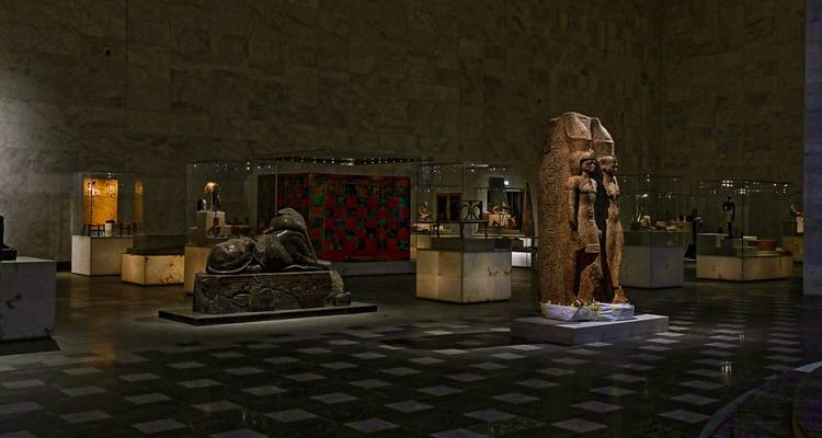 Vue intérieure d'un musée avec des artefacts égyptiens exposés.