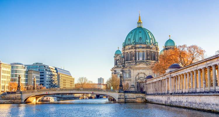 Cathédrale de Berlin et colonnade se reflétant dans la rivière Spree par un matin clair.