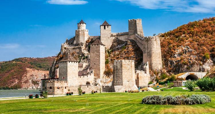 Imposante forteresse médiévale de Golubac avec ses tours rondes sur les rives du Danube sous un ciel clair.