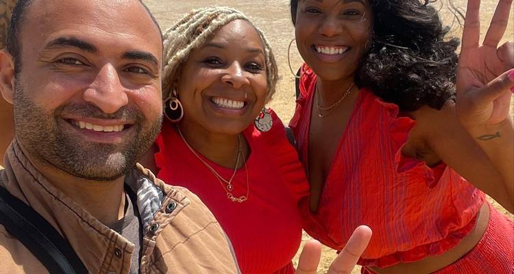 Selfie rapproché de trois amis souriants portant des tenues colorées à Gizeh.