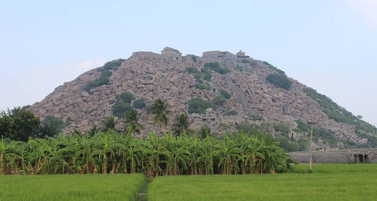 Fuerte en la cima rocosa domina una exuberante plantación de plátanos y campos de arroz.