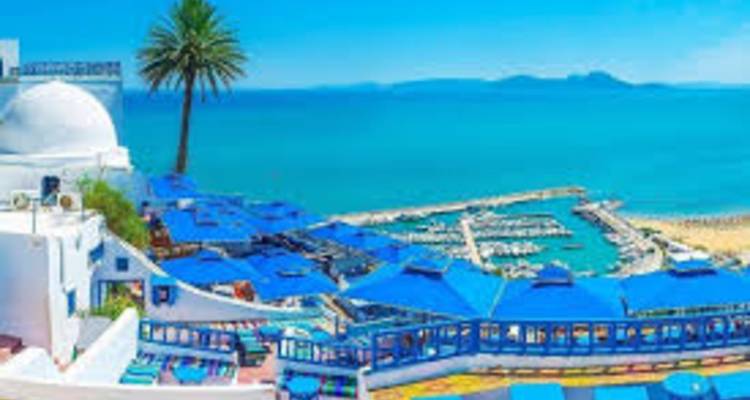 Doppeltes niedrigauflösendes Bild von blauen Café-Terrassen mit Blick auf das Meer in Sidi Bou Said.