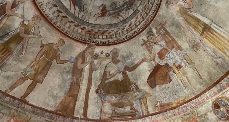 Fresque détaillée de tombeau thrace représentant des figures antiques offrant des cadeaux et conduisant des chars.