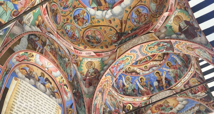 Arcs qui se croisent au monastère de Rila recouverts de fresques orthodoxes colorées représentant des saints et des anges.