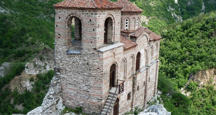 L'église de la forteresse de Stone Asen perchée sur une falaise rocheuse entourée d'une vallée verdoyante et luxuriante.