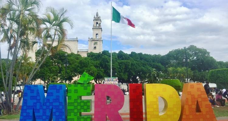 Panneau coloré MERIDA avec cathédrale coloniale et drapeau mexicain dans une place de ville luxuriante