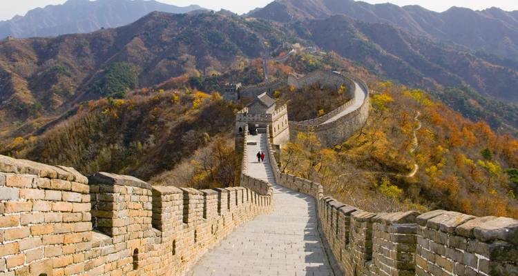 Vue emblématique de la Grande Muraille de Chine serpentant le long des collines colorées d'automne
