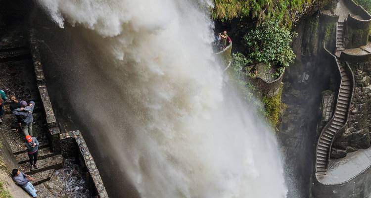 Cascada masiva se estrella junto a sendero estrecho y escalones de piedra donde los visitantes sienten la neblina.
